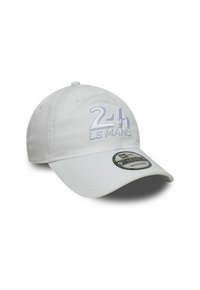 Weißer Baseballcap mit verstellbarem Riemen, versehen mit einem gestickten "24h Le Mans"-Logo in Hellblau auf der Vorderseite und runder Krone.