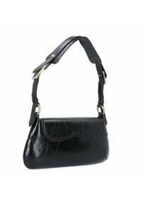 Borsa a tracolla nera in pelle con patta curvata, tracolla regolabile e dettagli in hardware dorato. La superficie testurizzata aggiunge un tocco distintivo.