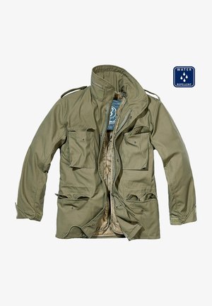Chaqueta verde oliva repelente al agua con cierre frontal de cremallera, múltiples bolsillos de parche, cuello alzado y puños ajustables. El forro interior es de color marrón claro.