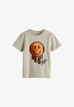 Next, SHORT SLEEVE GRAPHIC T-SHIRT - REGULAR FIT - Tričko s potlačou - cement smile sequin
