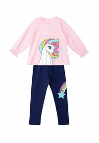 Rosa Langarmshirt mit Einhorn-Graphic und Rüschendetails an den Ärmeln, kombiniert mit navyblauen Leggings mit Regenbogen- und Sternenmotiv. Dehnbare Baumwollmischung.