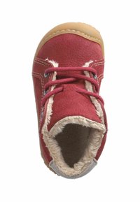 Červená kožená bota s béžovým umělým kožíškem a šněrováním. Gumová podrážka, zaoblená špička a detail šití. Horní pohled ukazující vnitřní podšívku.