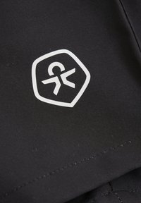 Čierna tkanina so hladkým povrchom má biele logo vo vnútri hexagonálneho tvaru, ktoré je výrazne zobrazené v ľavom hornom rohu.