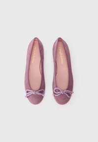 Pár lila semišových balerín s mašlemi z propleteného provázku a růžovými stélkami se značkou Pretty Ballerinas, na bílém pozadí.