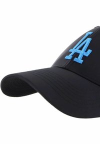 Schwarze Baseballmütze mit einem gebogenen Schirm, die ein blau gesticktes "LA"-Logo zeigt. Das Material wirkt glatt und langlebig.