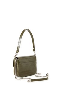 Zielona oliwkowa torba typu crossbody z materiału skóropodobnego, z teksturowanym wzorem krokodyla, srebrnym łańcuszkiem na ramię oraz płaską klapą z przodu.