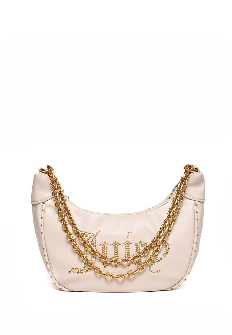 Borsa a mano in pelle crema con dettagli in catena dorata, caratterizzata da decorazioni borchiate e una forma arrotondata. Design testuale impreziosito sulla parte anteriore.