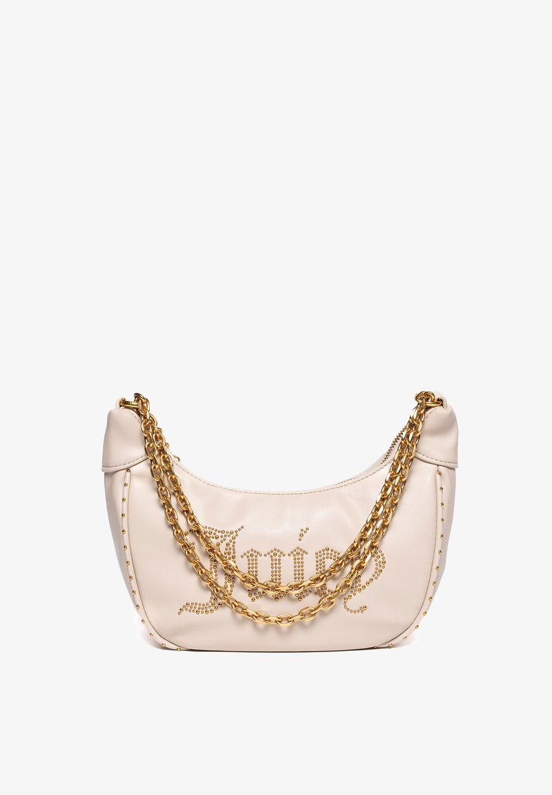 Borsa a mano in pelle crema con dettagli in catena dorata, caratterizzata da decorazioni borchiate e una forma arrotondata. Design testuale impreziosito sulla parte anteriore.