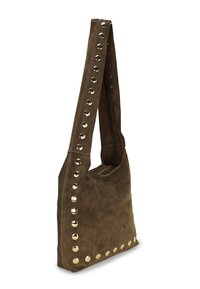 Braune Schultertasche aus Wildleder mit einem einzelnen Riemen, der an der Seite mit runden Metallnieten verziert ist, und einer Reißverschlussöffnung oben.