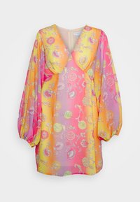 Vestido de padrão floral em tons vibrantes de rosa, laranja e amarelo. Possui decote em V e mangas longas volumosas com punhos franzidos.