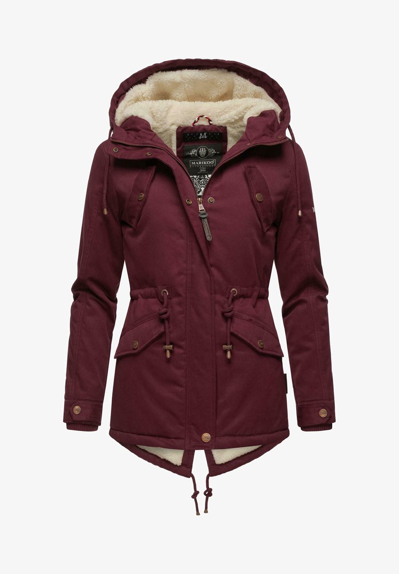 Burgundski park coat s mehko flisasto podlogo, nastavljivo kapuco, pasom s vrvico in dvema sprednjima žepoma z gumbnimi detajli.