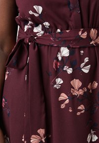 Vero Moda Curve VMNEWHALLIE LONG DRESS - Maxikjole - winetasting