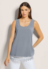 Graues ärmelloses Oberteil mit quadratischem Ausschnitt, versehen mit zarter Spitzenkante am Saum, glatter Textur und lässiger Silhouette.