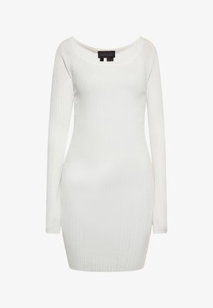 Fehér bordás, hosszú ujjú ruha, off-shoulder kivágással. Testhez simuló kialakítás, amely kiemeli a test vonalait, puha textúra és varrás nélküli élek.