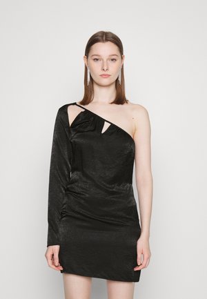 Vestido preto de uma só shoulder com tecido texturizado, apresentando um lado franzido, detalhe recortado e uma silhueta ajustada. Design até ao joelho.