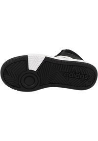 Czarno-biała podeszwa sportowego buta z gumową podstawą i wzorem w rybią łuskę oraz wytłoczonym logo "adidas". Teksturowana dla lepszej przyczepności.