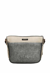 Bolso bandolera gris y beige con cuero sintético texturizado, con la inscripción en relieve "With your STORIES" en el frente y correa ajustable.