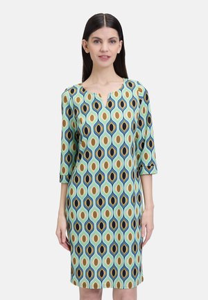 Kleid mit Dreiviertelärmeln in einem mehrfarbigen geometrischen Muster, das grüne, blaue, braune und schwarze Akzente aufweist, und einem runden Ausschnitt.