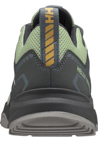 Zelená a šedá síťovaná sportovní bota s texturovanou podrážkou, černými akcenty a výrazným oranžovým a šedým logem na zadní straně.