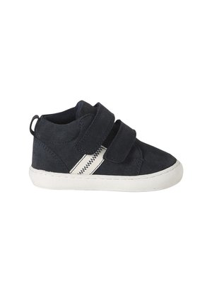 Marineblauer Wildleder-Hochtop-Sneaker mit zwei Klettverschlussriemen, weißer Außensohle und Zickzack-Akzent an der Seite. Weiche Stoffauskleidung für Komfort.