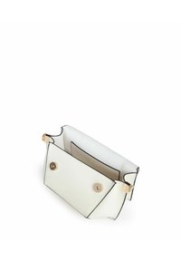 Biała skórzana torebka kopertowa z eleganckim designem, czarnym wykończeniem, dwoma złotymi zapięciami na zatrzask i gładkim podszewką.