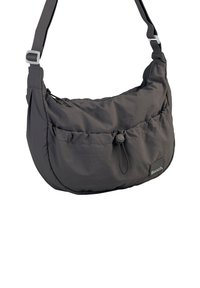 Graue, weiche Stofftasche mit runder Form, verstellbarem Tragegurt, gerafftem oberen Teil, Knopfverschluss und Logo-Patch auf der Vorderseite.