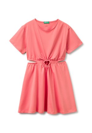 Korallrosa Kurzarmkleid mit rundem Ausschnitt, herzförmigem Ausschnitt in der Taille und elastischer Raffung über dem Rocksaum.