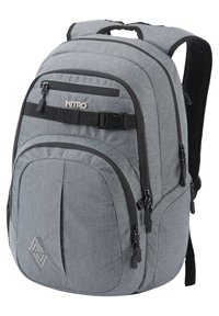Mochila de tela gris con múltiples compartimentos con cremallera, respaldo acolchado, correas ajustables y un logo prominente en la parte frontal.
