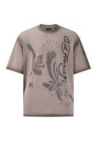 Camiseta de manga corta marrón con gráficos de un águila gris y un dragón, con el texto "Ed Hardy" en una fuente estilizada. Tela suave con un ajuste relajado.