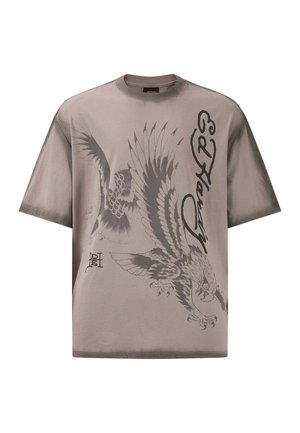 Brązowy t-shirt z krótkim rękawem z grafiką szarego orła i smoka, z napisem "Ed Hardy" w stylizowanej czcionce. Miękka tkanina z luźnym krojem.