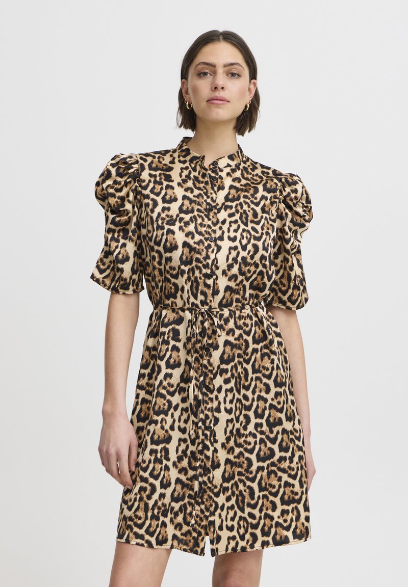 Kleid im Leopardenmuster mit Knopfleiste, Puffärmeln, tailliertem Design und knielanger Silhouette, aus einem leichten Stoff gefertigt.