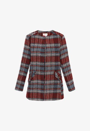 Karierte Jacke mit roten, blauen und grauen Tönen. Sie hat einen runden Ausschnitt, zwei Fronttaschen und einen Knopfverschluss. Die strukturierte Stoffoberfläche ist sichtbar.