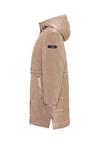 Beige lange jas van gemengde materialen: gewatteerde glanzende stof op de rug en capuchon, en zachte teddy fleece aan de voorkant en mouwen, met zijzakken.