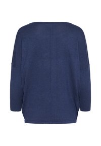 Pulover supradimensionat de culoare bleumarin, cu gât larg și mâneci până la trei sferturi. Textură netedă și cusătură la umăr lăsată, design simplu.