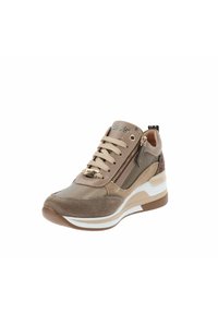 Sneaker beige con materiali in suede e pelle, chiusura con lacci, zip laterale, cuciture decorative, suola bianca e un accento testurizzato sul tallone.