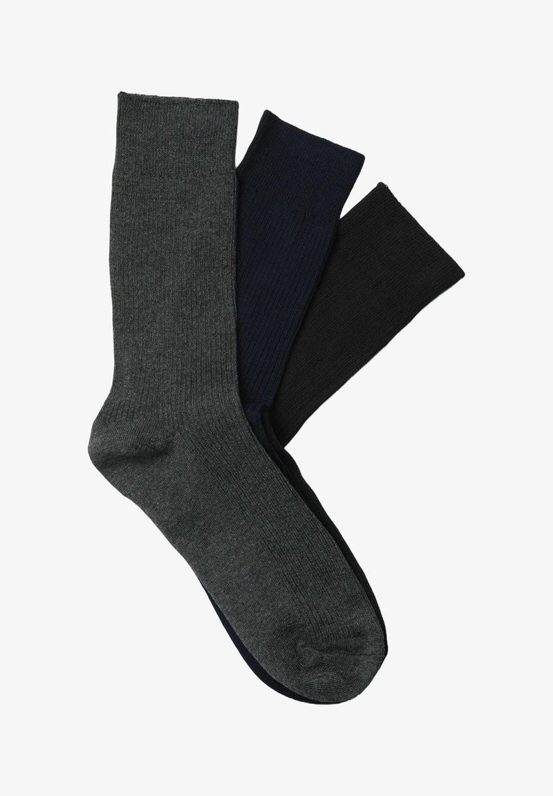 Tres pares de calcetines: uno gris, uno azul marino y uno negro, todos con una textura suave y un diseño acanalado, que presenta una zona de punta sin costuras.