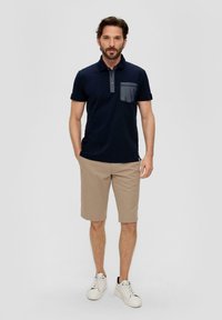 s.Oliver BERMUDA PHOENIX REGULAR FIT  TAILLE MI-HAUTE STRAIGHT LEG - Shorts - sandstein
