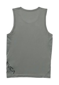 Graues sportliches Tanktop mit glatter Textur, ärmellosem Design, abgerundetem Saum und schwarzem Logodetail auf der linken Seite. Netzeinsätze an den Seiten.