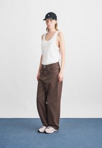Carhartt WIP BRANDON PANT - Blugi loose fit - palisander stone