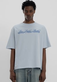 LOW LIGHTS STUDIOS® NATIONAL - Μπλουζάκι με στάμπα - sky blue