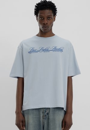 LOW LIGHTS STUDIOS® NATIONAL - T-Shirt print - sky blue