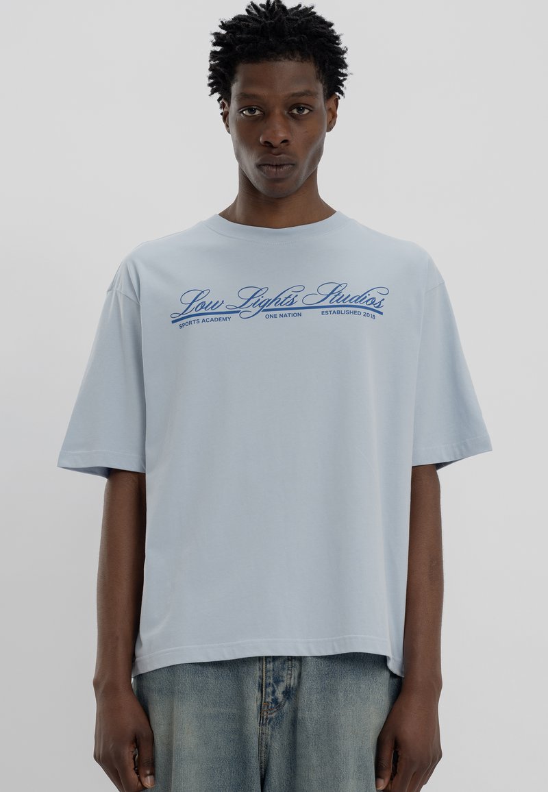 LOW LIGHTS STUDIOS® NATIONAL - Μπλουζάκι με στάμπα - sky blue