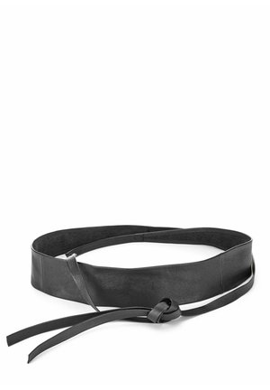 Zwarte leren brede riem met dunne bandjes die in een knoop zijn gelegd, plat op een witte achtergrond.