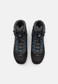Scarpe da trekking nere con accenti grigi e blu, supporto alto per la caviglia, superficie testurizzata e punta rinforzata. Presentano lacci robusti e asole.
