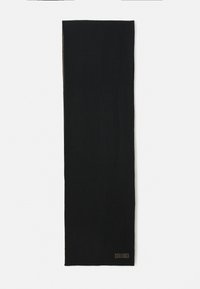 Svart rektangulær ullskjerf med en liten brodert Calvin Klein-logo nær den ene enden, vist flatt på en hvit bakgrunn.