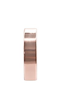 Roségoldener Metallring mit einer glatten, polierten Oberfläche, einem flachen Profil und leicht abgerundeten Kanten für einen modernen Look.