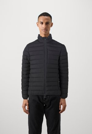 Zwarte donsjack met een hoge kraag, horizontale stiksels en een ritssluiting aan de voorkant. Bevat elastische manchetten en een zijzak met rits.