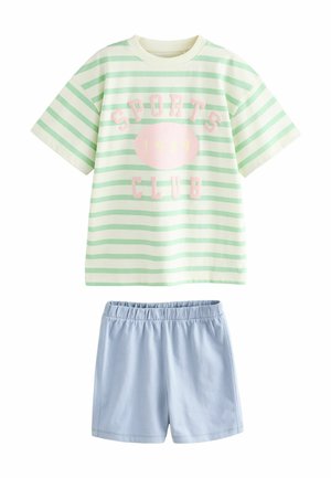 Gestreiftes grün-weißen Baumwoll-T-Shirt mit "SPORTS CLUB 1989" in Pink, kombiniert mit hellblauen Shorts mit elastischem Bund.
