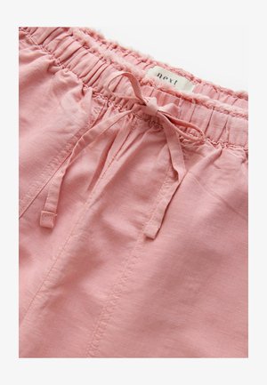 Pantaloni corti rosa chiaro con elastico in vita e cordoncino, realizzati in un morbido tessuto testurizzato. Presentano dettagli di cucitura semplici e una superficie liscia.