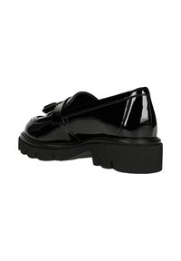 Zwarte gepolijste leren loafer met een stevige zwarte zool, met een strikaccent aan de voorkant en een gladde, glanzende afwerking.